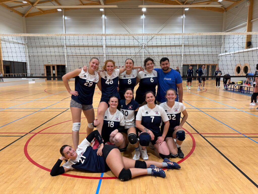 Les Space Girls de Prénationale et leur coach après la victoire à Louviers